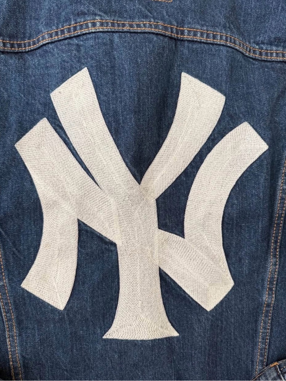 New York Yankee Levi’s denim jacket - women’s small - Picture 4 of 4